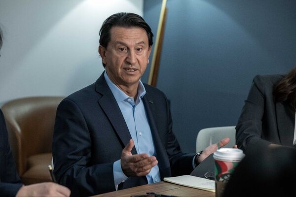  호세 무뇨스 현대차 사장이 21일(현지시간) 미국 로스앤젤레스(LA) 컨벤션 센터에서 열린 '2024 LA 오토쇼'에서 뉴시스와 인터뷰하고 있다. (사진=뉴시스)