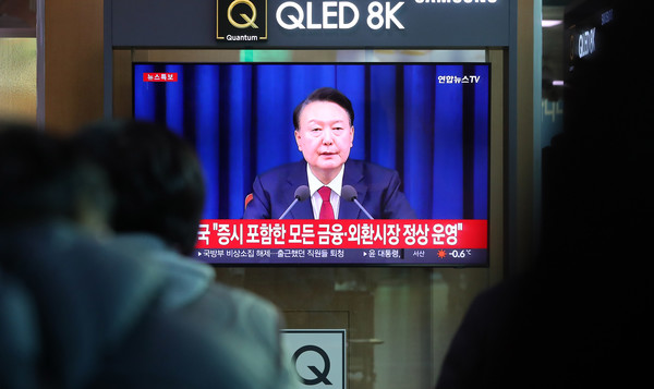 윤석열 대통령이 비상계엄 해제를 선언한 4일 오전 서울역 대합실에서 시민들이 관련 뉴스를 보고 있다. (사진=뉴시스)
