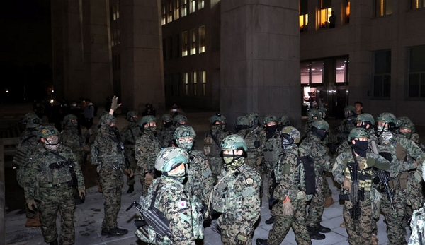 지난 4일 서울 여의도 국회 내부로 계엄군이 진입을 시도하고 있다. (사진=뉴시스)