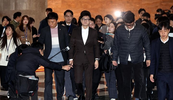 10일 한동훈 국민의힘 대표가 서울 여의도 국회에서 열린 비상 의원총회에 참석하고 있다. (사진=뉴시스)