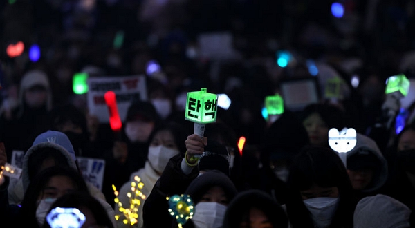 지난 9일 대구 중구 CGV 대구한일 앞에서 열린 집회에서 시민들이 응원봉을 흔들며 윤석열 대통령 퇴진 구호를 외치고 있다. (사진=뉴시스)