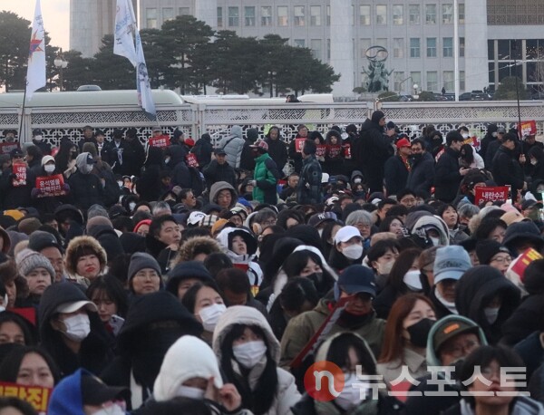 지난 7일 서울 여의도 국회의사당 앞에 시민들이 윤석열 대통령 탄핵을 촉구하는 집회에 모였다. (사진=뉴스포스트 이별님 기자)