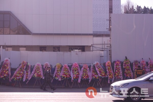 12일 서울 용산구 대통령실 청사 일대에 윤석열 대통령 응원 화환이 줄지어 세워졌다. (사진=뉴스포스트 이별님 기자)
