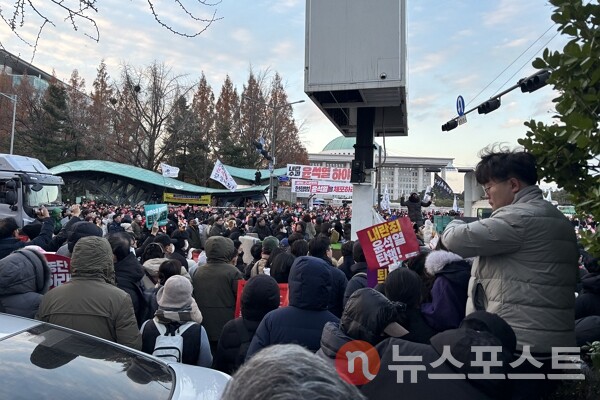 지난 7일 서울 여의도 국회의사당 인근에서 윤석열 대통령의 탄핵을 촉구하는 집회가 열리고 있다. (사진=뉴스포스트 이별님 기자)