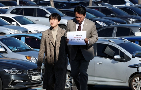 지난 9일 임태훈 군인권센터 소장이 경기 과천시 고위공직자범죄수사처에서 12·3 내란 관여 군 인사 27명에 대한 내란죄 및 직권남용 고발장 접수를 위해 민원실로 향하고 있다. (사진=뉴시스)