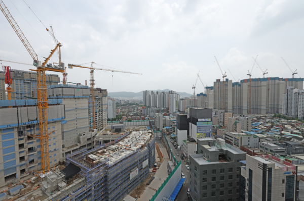 서울 시내 한 아파트 공사 현장에 타워크레인이 설치돼 있다. (사진=뉴시스)