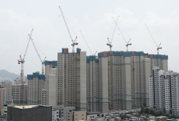 서울 시내 한 아파트 공사 현장에 타워크레인이 설치돼 있는 모습이다. (사진=뉴시스)