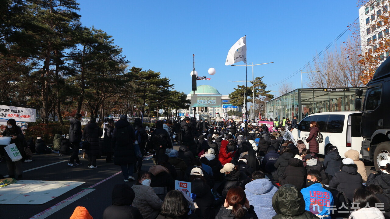 (2024년 12월 14일) 여의도 국회의사당 앞에 모인 시민들. (사진=뉴스포스트 강대호 기자)
