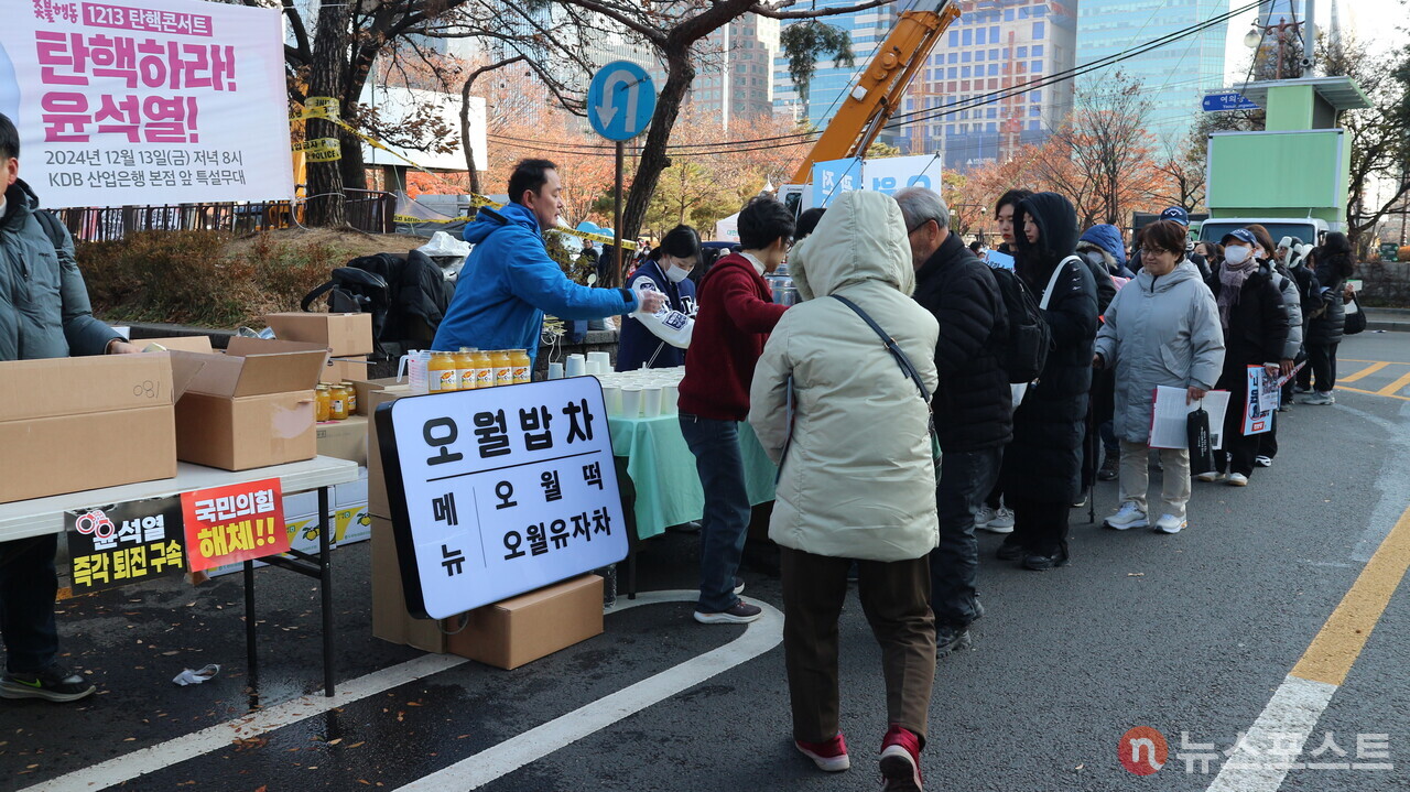 (2024년 12월 14일) 광주와 전남의 시민들이 자발적으로 모여 떡과 따듯한 차를 제공한 '오월 밥차'. (사진=뉴스포스트 강대호 기자)