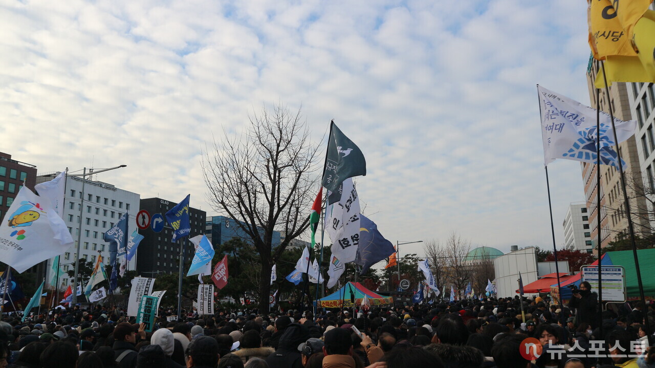 (2024년 12월 7일) 여의도 국회의사당 앞에 모인 시민들. (사진=뉴스포스트 강대호 기자)