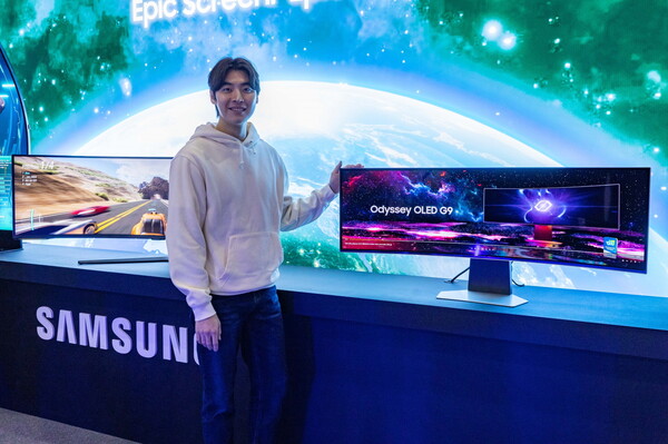 삼성전자 모델이 지스타 2023 오디세이 체험존에서 오디세이 'OLED G9'을 소개하고 있다. (사진=삼성전자)