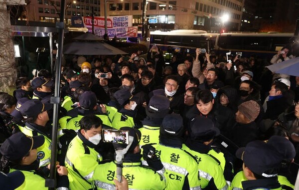 윤석열 대통령이 긴급 대국민 담화를 통해 비상계엄령을 발표한 가운데 3일 서울 여의도 국회 정문 앞에서 경찰들이 국회의원, 의원 보좌진, 취재진, 시민들의 출입을 통제하고 있다. (사진=뉴시스)