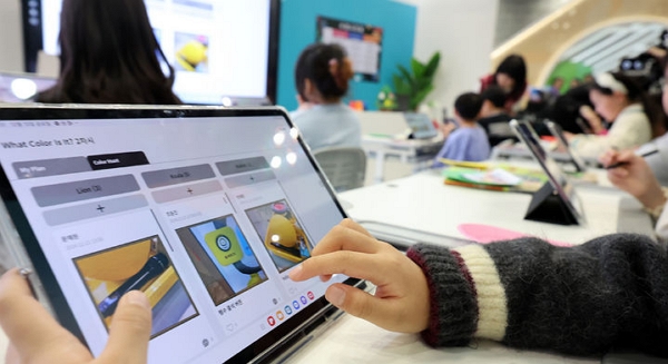 지난 13일 경기도 고양시 킨텍스에서 열린 '2024 대한민국 교육혁신 박람회'에서 초등학생들이 AI 교과서를 사용해 영어수업을 듣고 있다. (사진=뉴시스)