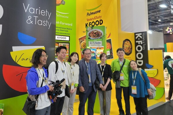 풀무원 이효율 총괄CEO(왼쪽 네 번째)가 'SIAL Paris 2024' 행사장 내 풀무원 부스를 방문하고 풀무원 일본법인 이케다 미오 대표(왼쪽 세 번째) 및 행사 관계자들과 함께 기념촬영을 하고 있다. 풀무원은 내년 유럽 법인을 설립하고 미중일 베트남에 이어 유럽까지 글로벌 사업 영역을 확대한다는 방침이다. (사진=풀무원)