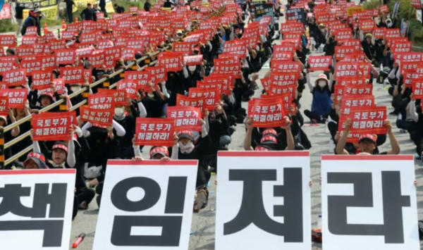 강제이행금 부과를 앞둔 생활형 숙박시설 소유주와 거주자들이 세종시 정부세종청사 국토교통부 앞에서 강제이행금 폐지 등을 촉구하기 위해 모였다. (사진=뉴시스)