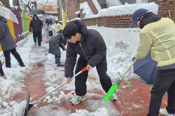지난달 28일 경기도 광명시청 직원들이 주요 도로에 배치돼 제설작업을 벌이고 있다. (사진=뉴시스)
