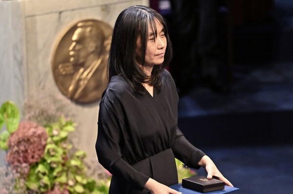 지난 10일(현지 시간) 소설가 한강이 스웨덴 스톡홀름 콘서트홀에서 열린 2024년 노벨상 시상식에서 노벨문학상을 받고 있다. (사진=뉴시스)