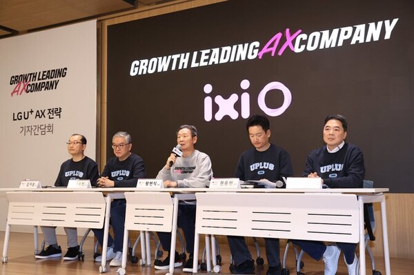 이상엽 LG유플러스 CTO(맨 오른쪽), 황현식 LG유플러스 대표이사(가운데)가 지난달 7일 서울 용산구 본사에서 열린 기자간담호에서 인공지능(AI) 통화 비서 ‘익시오’ 출시와 관련해 기자들의 질문에 답하고 있다. (사진=LG유플러스)