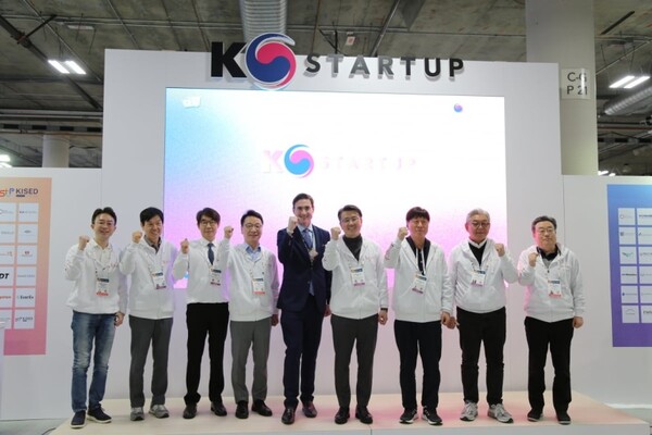 오기웅 중소벤처기업부 전 차관이 지난해 'CES 2024 K-스타트업 통합관 개관식'에서 참석자들과 기념 촬영을 하고 있다. (사진=중소벤처기업부)