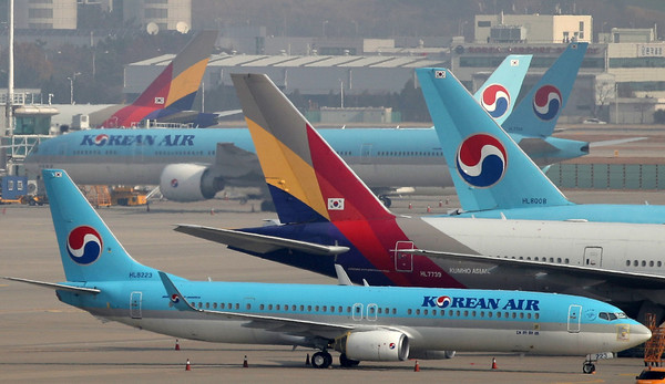 인천국제공항 계류장에 대한항공과 아시아나항공 여객기가 계류된 모습. (사진=뉴시스)