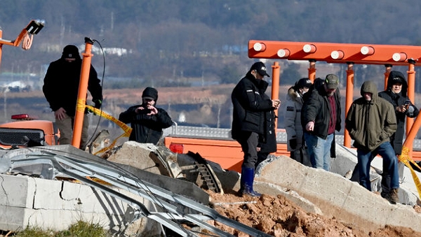 지난 1일 전라남도 무안군 무안국제공항 제주항공 여객기 참사 현장에서 정부합동조사단이 로컬라이저 둔덕에 올라 콘크리트 잔해 등을 살펴보고 있다. (사진=뉴시스)