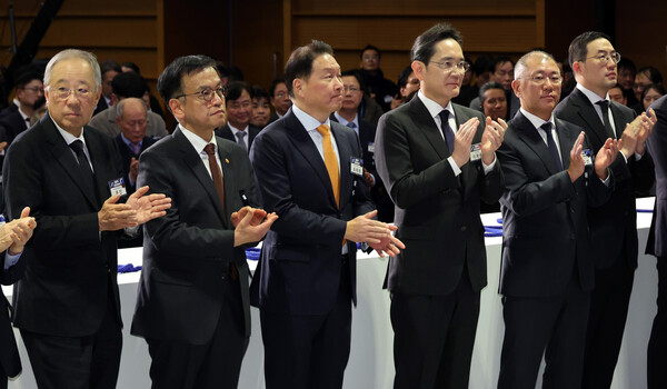 최상목 대통령 권한대행 부총리 겸 기획재정부 장관과 기업인 등이 3일 서울 대한상공회의소에서 열린 경제계 신년인사회에서 박수치고 있다. (사진=뉴시스)