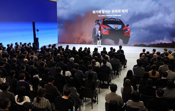 정의선 현대자동차그룹 회장이 6일 경기 고양시 현대 모터스튜디오 고양에서 열린 2025 현대자동차그룹 신년회에서 신년사를 하고 있다. (사진=뉴시스)