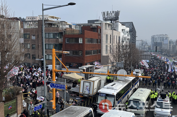 6일 서울 용산구 대통령 관저 인근 도로에서 윤석열 대통령 탄핵 집회와 윤 대통령의 체포영장 집행 촉구 집회가 동시에 진행되고 있다. (사진=뉴스포스트 이별님 기자)