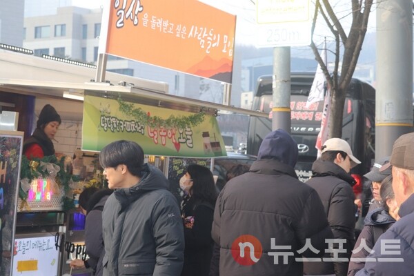 6일 서울 용산구 한남동 대통령실 관저 인근에서 열린 진보 성향 집회에서 시민들이 어묵을 무료로 제공하고 있다. (사진=뉴스포스트 이별님 기자)