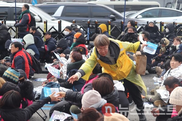 6일 서울 용산구 한남동 대통령실 관저 인근에서 열린 진보 성향 집회에서 자원봉사자가 참가자에게 핫팩을 무료로 제공하고 있다. (사진=뉴스포스트 이별님 기자)