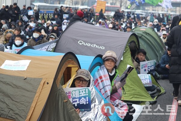 6일 서울 용산구 한남동 대통령실 관저 인근에서 열린 진보 성향 집회에서 시민들이 텐트를 피고 참여하고 있다. (사진=뉴스포스트 이별님 기자)