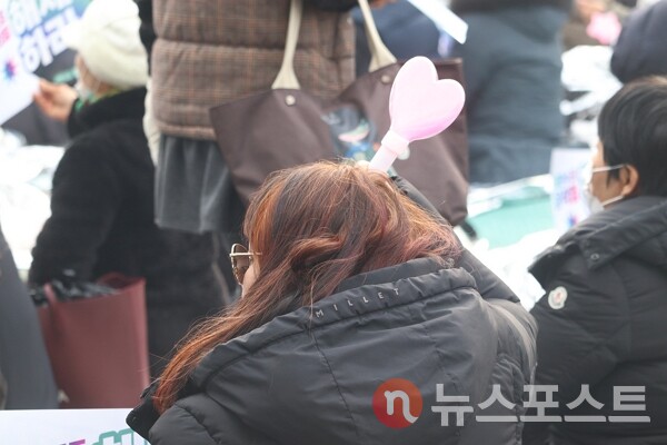 6일 서울 용산구 한남동 대통령실 관저 인근에서 열린 진보 성향 집회에서 한 시민이 응원봉을 들고 있다. (사진=뉴스포스트 이별님 기자)