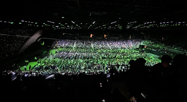 6일(현지시간) 미국 라스베이거스에서 진행된 CES 2025의 젠슨 황 엔비디아 최고경영자(CEO) 기조연설을 듣기 위해 1만명 이상 사람들이 몰렸다. (사진=뉴시스)