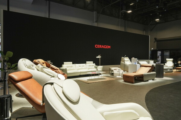 세라젬은 CES 2025에서 '미래의 건강한 집이라는 콘셉트로 거실, 침실 등 각 실내 공간에 필요한 헬스케어 제품을 전시했다. (사진=세라젬)