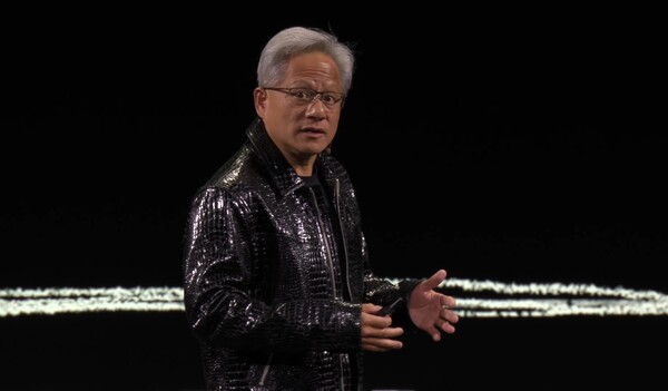 젠슨 황(Jensen Hwang) 엔비디아(NVIDIA) 최고경영자(CEO)가 오는 7일부터 10일(현지 시간)까지 미국 라스베이거스에서 개최되는 세계 최대 가전·IT 전시회 'CES 2025' 개막을 하루 앞둔 6일 기조연설자로 나섰다. (사진=엔비디아 유튜브)