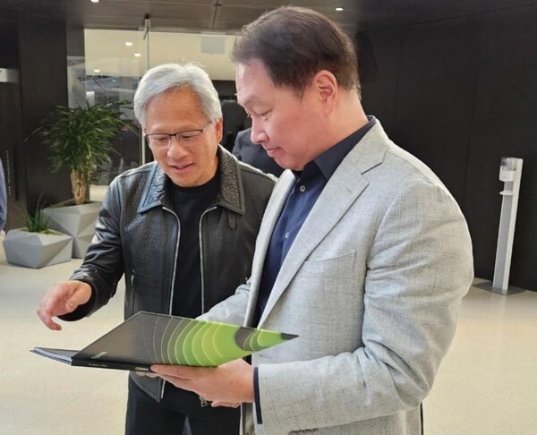 지난해 4월 젠슨 황 CEO와 회동한 최태원 SK그룹 회장. (사진= 최태원 개인 인스타그램)