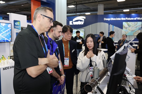 한국수자원공사 협력 기업 ‘에스씨솔루션’ 관계자가 7일(현지시각) ‘K-water관’을 방문한 방문객에게 제품 및 기술을 소개하고 있다. (사진=한국수자원공사)