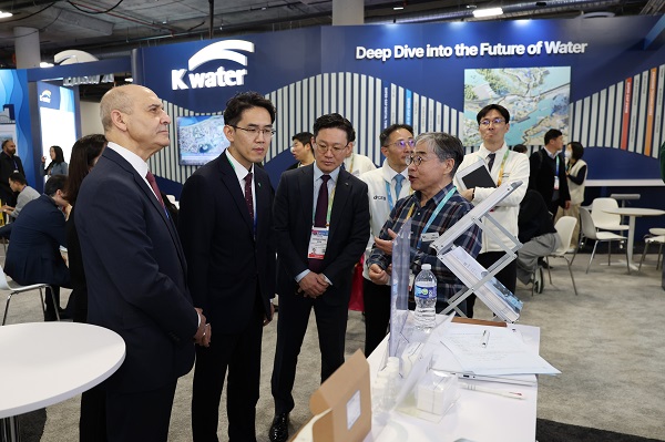 한국수자원공사 협력 기업 ‘알앤에스 사이언스’ 관계자가 ‘ 7일(현지시각) K-water관’을 방문한 페어팩스 빅터 호스킨스 미국 버지니아주(州) 제개발청장(사진 왼쪽 첫 번째)에 기술 소개를 하고 있다. (사진=한국수자원공사)