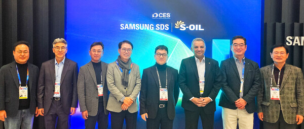 7일 미국 라스베이거스 CES 2025 행사장에서 S-OIL 안와르 알 히즈아지 CEO와 류열 사장 등 경영진이 삼성 SDS 전시장을 참관하고, 관계자들과 사진 촬영을 하고 있는 모습. (사진=에쓰오일)