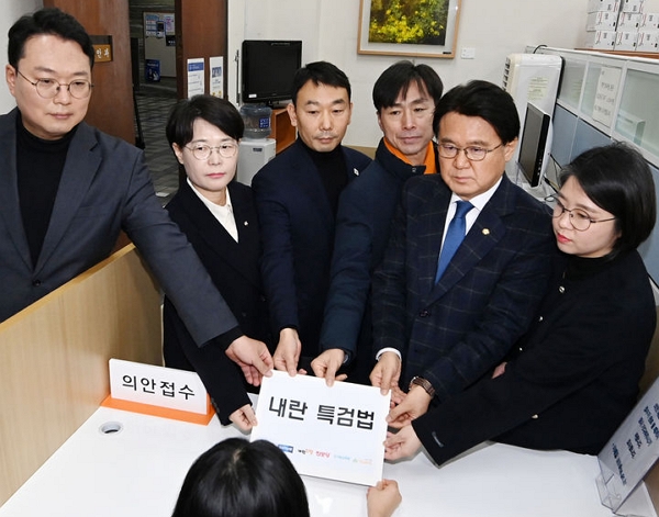 9일 6개 야당 의원들이 서울 여의도 국회 의안과에서 '내란 특검법'을 제출하고 있다. (사진=뉴시스)
