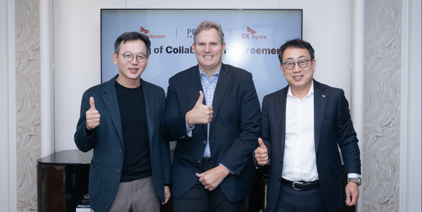 (왼쪽부터) 김주선 SK하이닉스 AI 인프라 사장, 마크 아담스 펭귄 솔루션스 CEO, 유영상 SK텔레콤 사장이 CES 2025 현장에서 'AI 데이터센터 솔루션 공동 R&D 및 사업 추진’을 위한 협력 계약을 체결하고, 기념 사진을 촬영하고 있다. (사진=SK하이닉스)