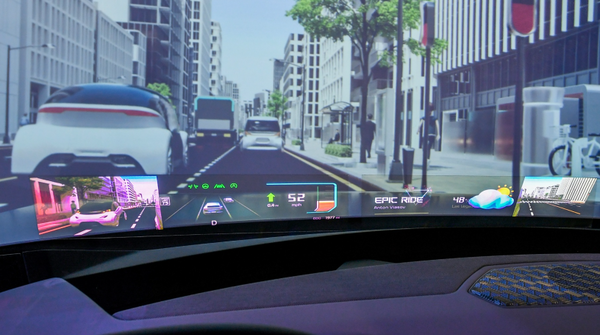 실제 차량에 장착된 홀로그래픽 윈드쉴드 투명 디스플레이. (사진=현대모비스)