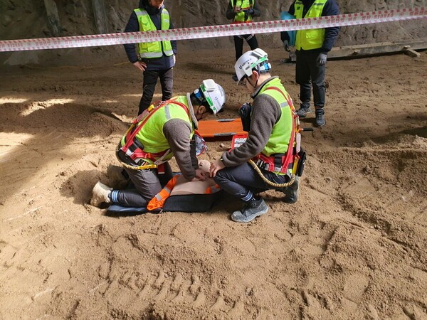 반도건설 현장 근무자들이 현장 사고 발생 대비 모의 훈련을 가지는 모습이다. (사진=반도건설)