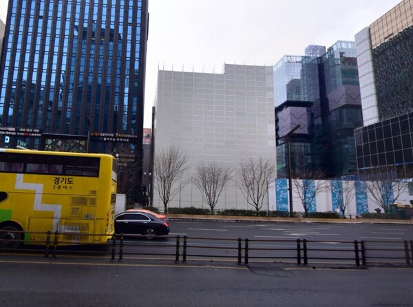 2021년 1월경 뉴욕제과 건물. 재건축이 진행되고 있다. (사진= 네이버 지도 거리뷰 서비스)