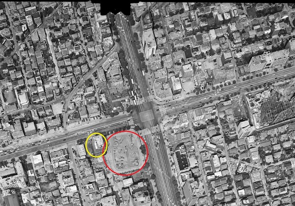 1991년 제일생명사거리 일대 항공사진. (빨강 원) 지금의 교보생명 서초사옥 자리에 자동차학원이 있다. (노랑 원) 그 왼쪽 건물이 제일생명 사옥이다. (사진=국토지리정보원)