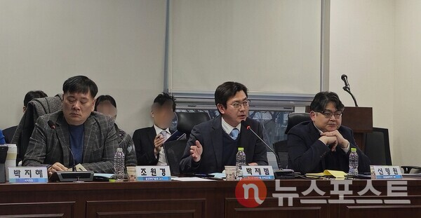 이날 간담회에서 전문가들이 발언하고 있다. 왼쪽부터 조원경 울산과학기술원 교수, 박재범 포스코경영연구원 수석연구원, 신형원 삼성글로벌리서치 상무. (사진=뉴스포스트 최종원 기자)