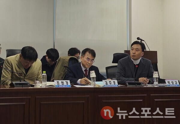 이날 간담회에 참석한 업계 관계자들. (왼쪽부터) 조원경 울산과학기술원(UNIST) 교수, 김주홍 한국자동차모빌리티산업협회 전무, 박성규 HMG경영연구원 경제정책실장(상무). (사진=뉴스포스트 최종원 기자)