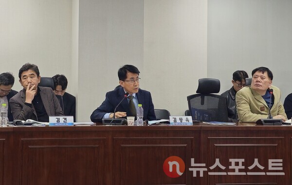 김동욱 현대차그룹 전략기획실장(부사장)이 이한주 민주연구원장의 '국내투자 소홀 우려' 질의에 답변하고 있다. (사진=뉴스포스트 최종원 기자)