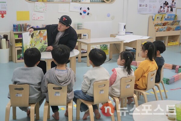 ​유한양행 임직원 자녀들이 버들새싹어린이집에서 수업에 참여하고 있는 모습 (사진=유한양행)​