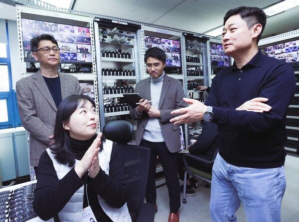 홍범식 LG유플러스 사장이 올해 들어 첫 현장 경영으로 대전 유성구에 위치한 LG유플러스 ‘대전 R&D 센터’를 직접 방문해 현장을 살피고 임직원과 대화하는 시간을 가졌다. (사진=LG유플러스)